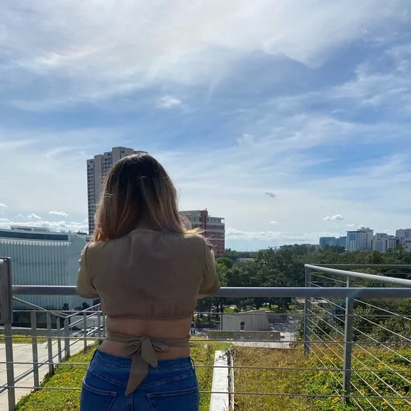 Self-tie V-neck Cropped Top - Picture 8 of 9